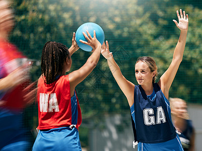 室外篮球场的体育 女子和篮球比赛 用于训练 锻炼和比赛 健身 篮球运动员和球队在比赛 锻炼和身体表现中争夺球权图片