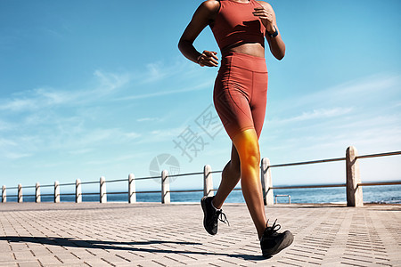 健身 腿部和黑人女性在海边马拉松训练 锻炼和户外锻炼 开普敦运动员的跑步者 海滩路和夏季有氧运动 在大自然中充满活力和自由图片