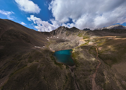 高山冰川湖和雪盖顶峰山峰的空中景象 太阳明日高山湖的景观旅游天空风景鸟瞰图天线岩石山脉高山绿色旅行图片