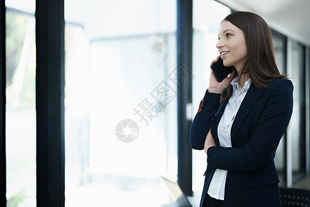企业业主或亚洲女性营销商在办公室工作时使用商业电话以及水平电脑成人人士文书自由职业者文档技术商务职业图片