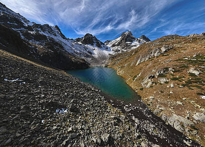 高山冰川湖和雪盖顶峰山峰的空中景象 太阳明日高山湖的景观旅行高山山脉天空天线绿色鸟瞰图岩石日落风景图片