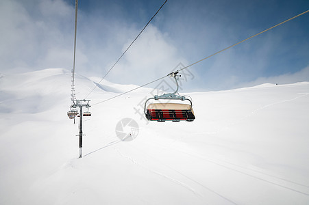 雪山背景下冬季晴天从滑雪场空中客运线外看空气缆车运输天空滑雪顶峰旅行旅游白色天线图片