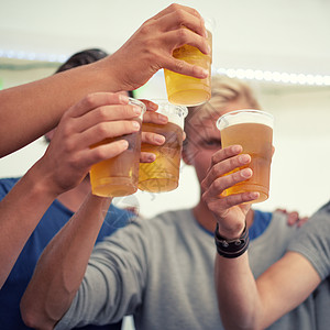 敬好时光 一群年轻人喝着啤酒欢呼起来图片