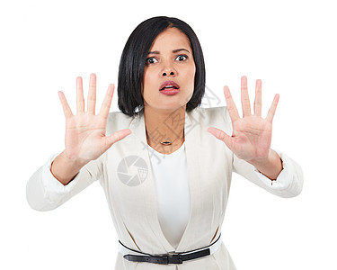 一个女人在工作室里害怕 停下来并画像 脸上带着恐惧 震惊和恐惧的面部表情 防御 警告和女性模特 手势或肢体语言被白色背景隔离图片