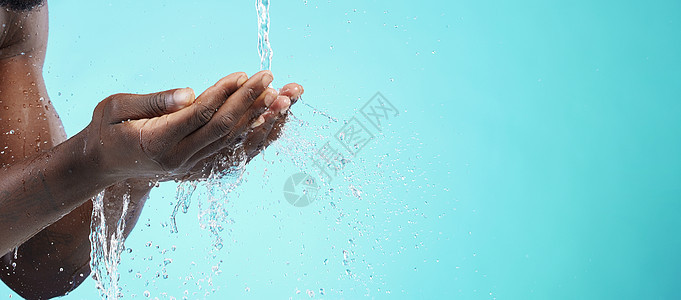 水 黑人和带有模型空间的清洁手 洗脸和隔离在蓝色背景上的护肤品 工作室的健康皮肤 清洁化妆品和美容 卫生和美容可持续性图片