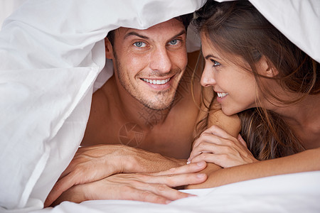 爱情 肖像和情侣在床上放松 醒来后在卧室里亲密无间 快乐而浪漫 面孔 男人和女人 在情人节 周年纪念日或债券时在酒店亲密和休息图片