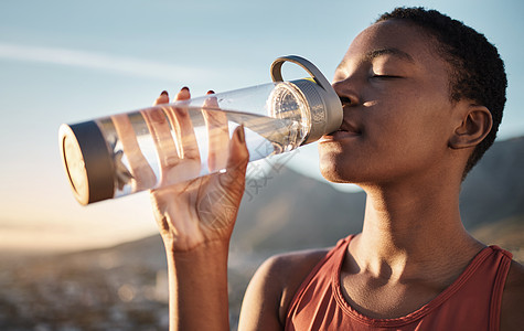 健身 黑人女性和饮用水瓶在训练 运动和户外有氧运动后 口渴的年轻运动员 运动水合作用和营养 以促进健康 健康的身体和能量图片