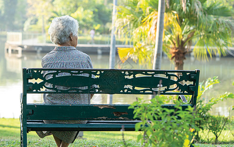 在秋天公园坐在长椅上坐着的亚洲老年妇女感到沮丧和悲伤隔离乡愁退休回忆女性公园奶奶祖母压力孤独图片
