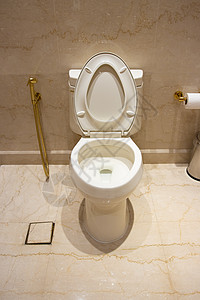 一间贵房的厕所里有白马桶壁橱浴室蓄水池持有者座位洗澡卫生间公寓民众家庭图片