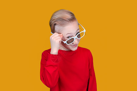 一个穿着红色衣服和眼镜的小孩 在黄色背景下 表现出出乎意料的情绪婴儿卡通片复用玉米小胡子玻璃插图打印食物展示图片