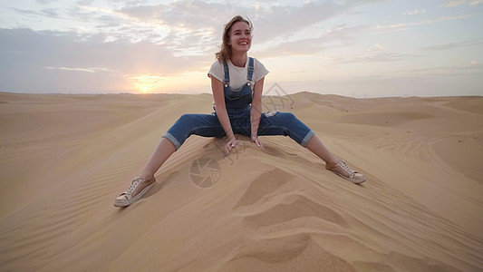 在阿拉伯酋长国沙漠的快乐女孩图片