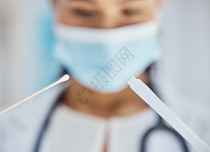 Covid 健康和医学测试 包括鼻子或喉咙的拭子 医生和医院安全面具 医疗保健中的感染和疾病 临床医学 病毒和大流行期间的保护图片