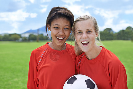 年轻的足球明星 两名年轻女足球运动员站在足球场上的肖像 (笑声)图片