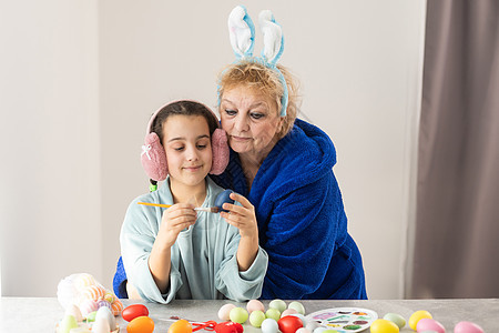 外祖母和孙女一起画鸡蛋祖母幸福享受季节工艺创造力家庭艺术厨房人手图片