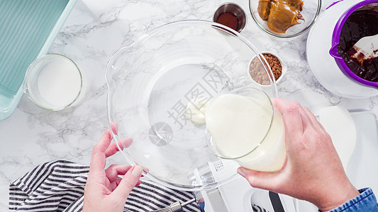 巧克力冰淇淋器具调音台糕点机器糖果手工搅拌机厨房高架食物图片
