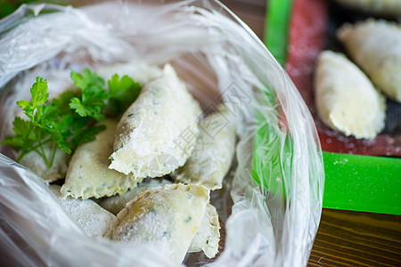 绿色的绿面圈 有派斯利和迪尔食物香菜烹饪饺子盘子乡村土豆手工桌子厨房图片