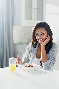从内到外呵护我的身体 一个快乐的年轻女人在家里享用健康早餐的画像图片