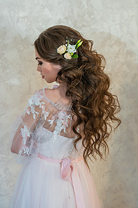 有个女孩带旋翼女郎展示了结婚时的发型裙子美丽女士新娘头发奢华婚礼快乐工作室黑发图片