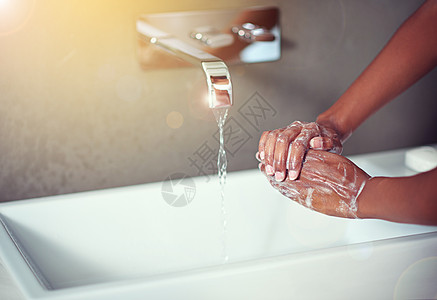 保持她的手干净 一个无法辨认的女人洗手 在浴室里洗澡图片