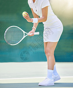 网球运动员女子 球拍和在比赛 夏季运动会和户外训练中发球 女孩 网球场和职业运动员 球棒和比赛 力量和表演动作图片