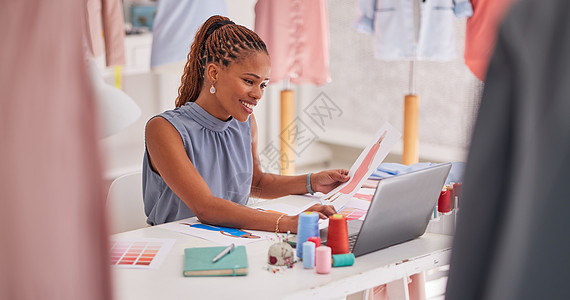 黑人女性 时尚和笔记本电脑上的设计 用于办公室的营销 广告或社交媒体 有创意的非洲裔美国女员工设计师在电脑上寻找服装灵感图片