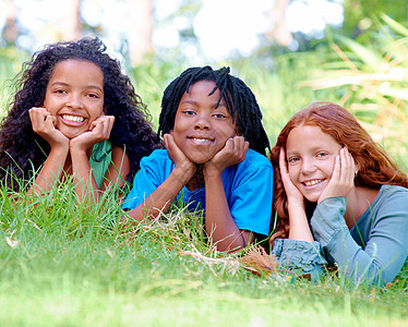 夏令营是最好的 不同的一群儿童躺在外面的草地上男生微笑团体太阳乐趣孩子女孩团队童年阳光背景图片