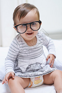 她注定要追求伟大的事物 一个可爱的小女婴 佩戴超大眼镜的儿童童年好奇心幸福婴儿乐趣微笑智力女性学习图片
