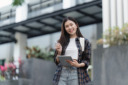 美丽的女学生肖像在大学准备学习 大学里的教育 奖学金和快乐而自豪的女学习者团体笔记本学校女士乐趣班级校园青少年青年男性图片