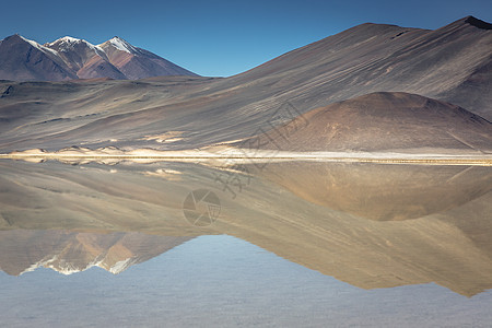 的盐湖 日出时的火山风景 智利阿塔卡马戏剧性反射目的地地方公共公园沙漠风景旅行景观干旱图片