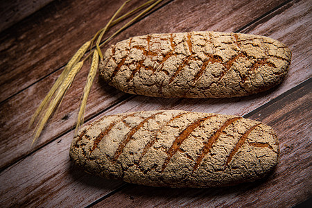 棕色背景的黑麦面包乡村厨房烘烤美食早餐小麦产品粮食农业面粉图片