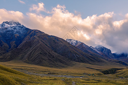 北奥塞梯高地 高加索高地 日落的光线下高山叶子岩石山脉峡谷绿色紫色爬坡太阳旅行山峰图片