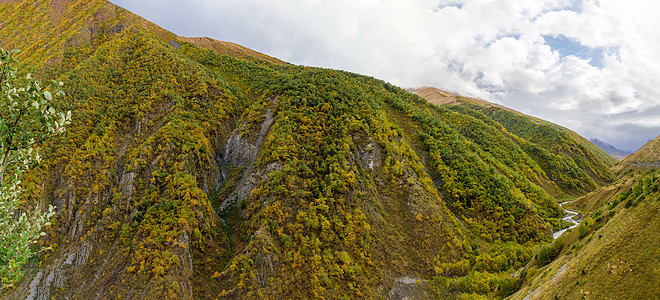 北奥塞梯高地 高加索高地 日落的光线下高山叶子悬崖季节天空太阳山峰紫色旅行阳光山脉图片