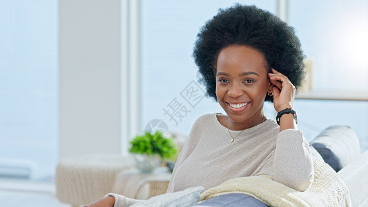 周末在家里放松的快乐非洲女人的画像 漂亮的休闲非洲裔美国女性在带复印空间的明亮客厅里微笑着享受轻松的周日下午房子长椅休息室成人女图片