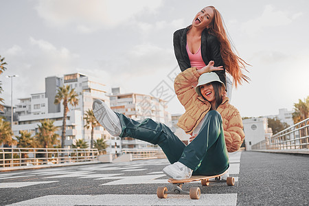 周末 朋友们在滑板上玩得开心 有趣 合影 在城市中结识和玩耍 能量 微笑和疯狂的女性在瑞典玩滑板以进行有趣的活动 快乐和嬉戏图片