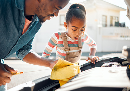 汽车问题 父亲和教孩子更换机油 机械修理和在户外修理家庭车辆 黑人男子和女儿或女孩在运输引擎上工作时学习和建立联系图片
