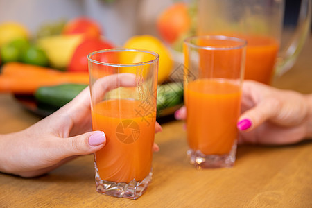 两杯橙汁 握在手上的两杯高杯橙汁图片