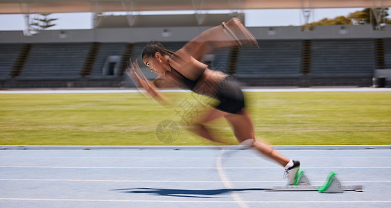 健身 跑步和快速模糊运动员在赛道上奔跑 以进行运动 竞技和在赛道上锻炼 锻炼 训练和有氧慢跑与女运动员赛车或短跑户外图片