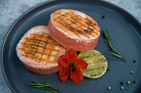 含马扎里拉的灰鲑鱼营养食物起动机蔬菜餐厅点心脆皮小吃橙子宏观图片
