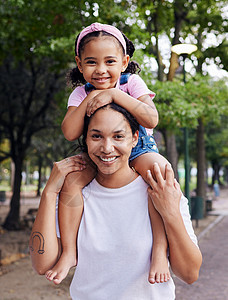 家庭 妈妈和孩子的肖像 在公园的户外 在大自然中与爱 关怀和快乐的人一起度过快乐的一天 女人肩膀上的女孩 幸福和与冒险的结合 满图片