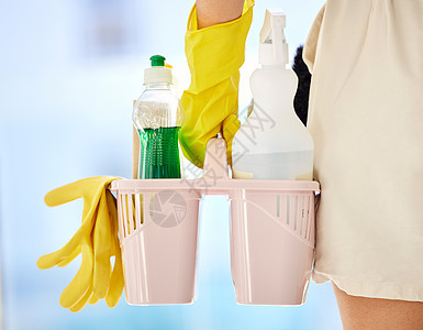 用带细菌 安全和化学品桶的女人的手进行清洁 产品和肥皂 带有清洁剂和容器的灰尘 喷雾和液体 用于消毒 保健和细菌保护图片
