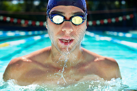 被驱赶去改善他的大腿时间 在男性游泳运动员的游泳圈中剪切出景色训练游泳池成人游泳者男人太阳阳光男性水池运动图片