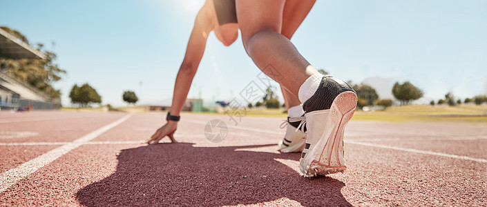 赛跑者在体育场地面上开始比赛 跑道和比赛 挑战或有氧健身 特写马拉松运动员 短跑运动员鞋和准备参加运动训练 赛道赛事或速度的女性图片
