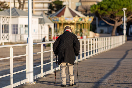 老人在码头上拿着拐杖的老男人图片