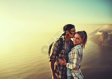 你和我 还有海洋的景色 一个亲密的年轻情侣 在一起远足的时候结交在一起图片