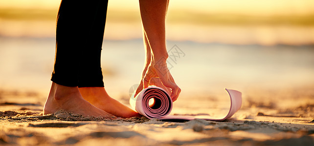 手 沙滩和女人滚动瑜伽垫开始锻炼 锻炼或伸展 禅宗 冥想和女性瑜伽士在海边户外的足部 同时准备脉轮训练 锻炼和普拉提图片
