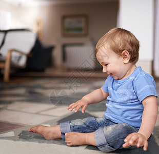 最可爱的笑容 一个可爱的小婴儿坐在地板上男生儿童女孩喜悦白色幸福孩子男性女性青年图片