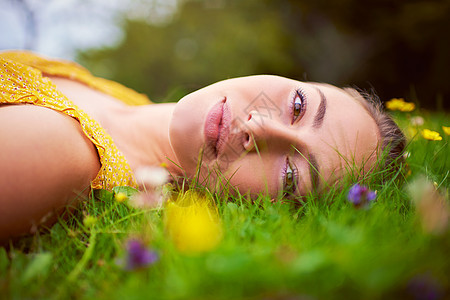 今天我只有一条规则 一个年轻女人的肖像 躺在草地和花朵中 (笑声)图片