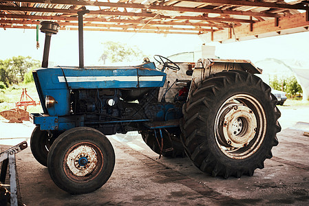 拖拉机是所有农夫最好的朋友 还是停在农场的拖拉机图片
