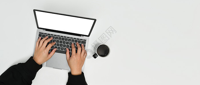 键盘手从上面的观点来看 男人的手在笔记本电脑上打字 全景图像 文本的复制空间背景