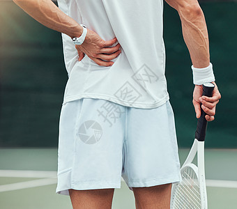 后视不明混血网球运动员在球场比赛中背痛 西班牙裔健美运动员在比赛中握住和揉搓背部受伤时感到疼痛 单独站立在体育俱乐部的运动的人男图片
